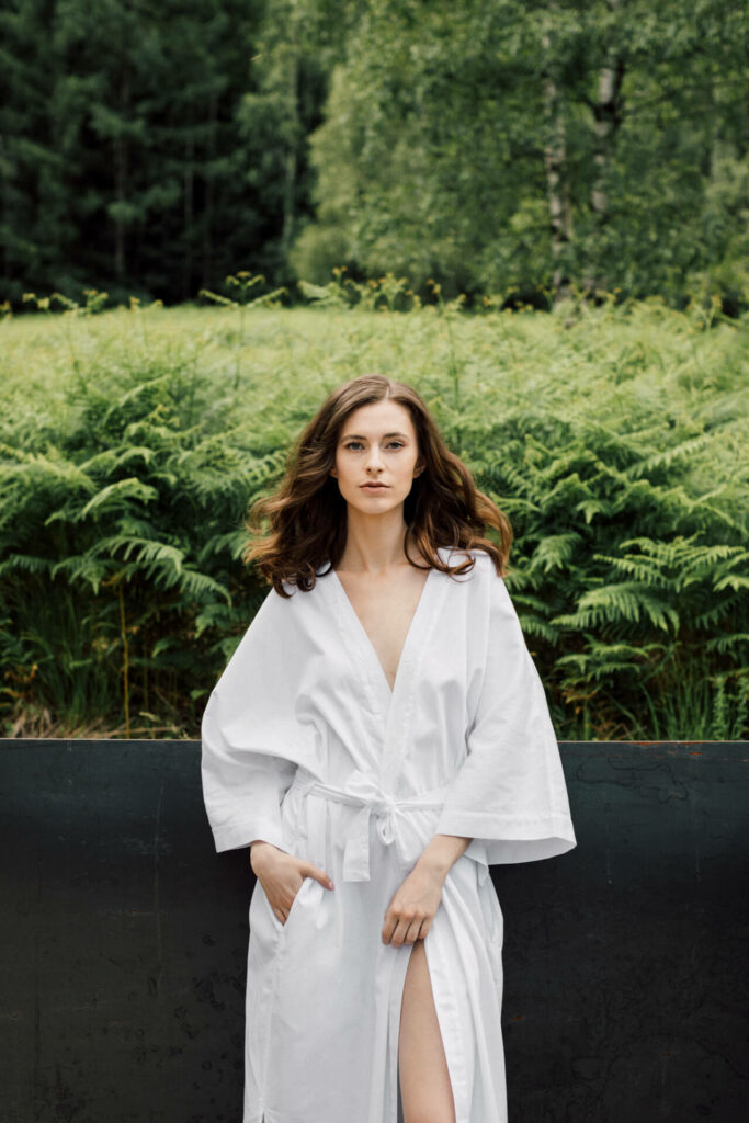 Długi szlafrok damski z satyny.