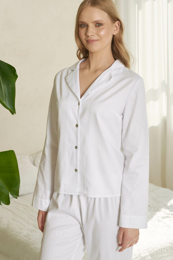 Białe marzenie — bawełniana piżama dwuczęściowa.